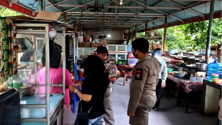 Berjualan di Siang Hari, Satpol PP kembali Tegur Pemilik Warung Nasi di Padang 1 Satpol PP Padang menegur pemilik warung nasi yang masih berjualan di siang hari. (IST)