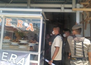 Masih Buka Siang Hari, Satpol PP Warning Pemilik Rumah Makan di Padang