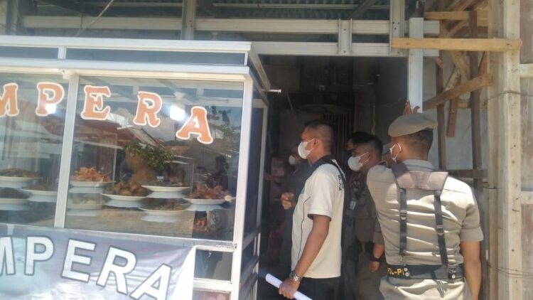 Ilustrasi Satpol PP Padang menegur pemilik rumah makan yang nekat berjualan di siang hari. (IST)