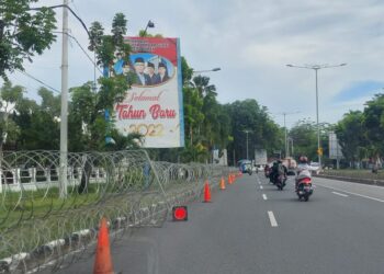Jelang Aksi Unjuk Rasa Mahasiswa Siang Ini, Sekeliling Gedung DPRD Sumbar Dipasangi Kawat Berduri