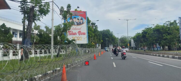 Jelang Aksi Unjuk Rasa Mahasiswa Siang Ini, Sekeliling Gedung DPRD Sumbar Dipasangi Kawat Berduri 1 Kawat berduri tampak dipasan di depan Gedung DPRD Sumbar. (IST)