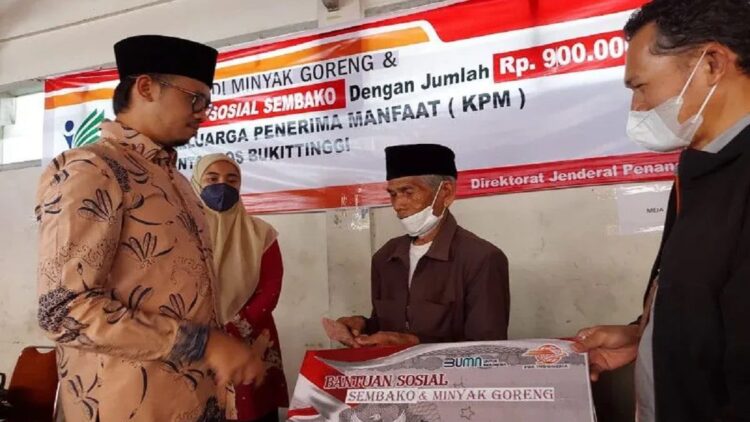 Wako Bukittinggi Erman Safar saat menyalurkan bantuan ke warga. (Antara/Alfatah)