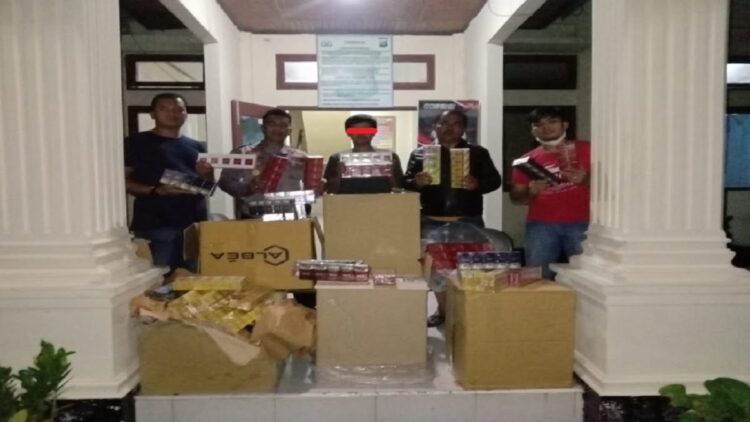 Penjualan rokok tanpa cukai ditangkap polisi di Padangpariaman. (IST)