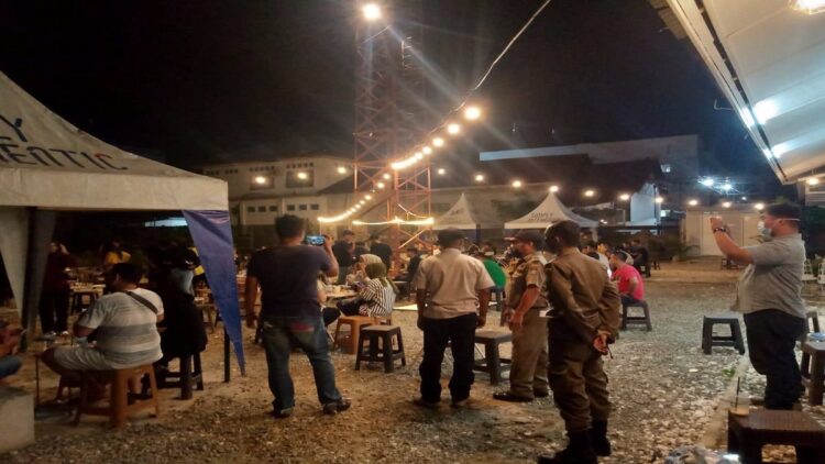 Pengunjung di Sejumlah Kafe di Padang Dibubarkan Satpol PP, Apa Sebabnya? 1 Satpo PP Padang membubarkan pengunjung salah satu kafe yang menggelar live musik. (IST)
