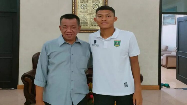 Bupati Pesisir Selatan Rusma Yul Anwar (kiri) saat menjamu Ikhram Algiffari di rumah dinasnya di Painan. (IST)