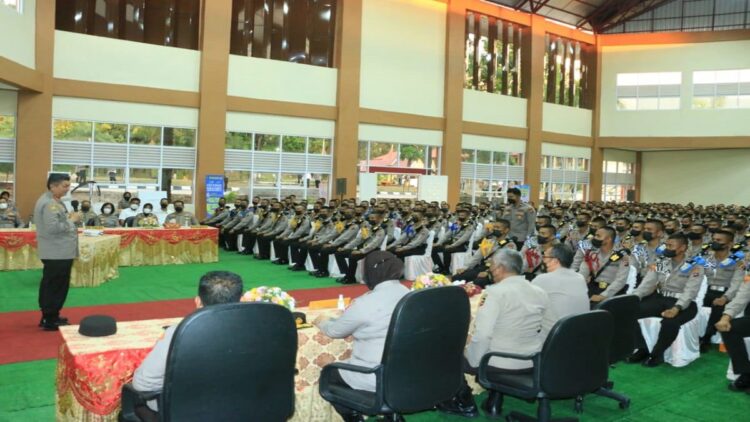 Kalemdiklat Polri Komjen Pol Prof. Rycko Amelza Dahniel memberikan motivasi kepada siswa Diktukba Polda Sumbar. (IST)