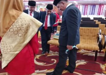 Pake Sepatu Produk Lokal di HUT ke-74 Pessel, Bupati Ngaku Pede
