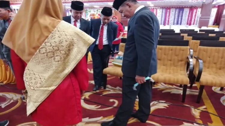 Pake Sepatu Produk Lokal di HUT ke-74 Pessel, Bupati Ngaku Pede 1 Bupati Pesisir Selatan, Sumatera Barat Rusma Yul Anwar pede pamer sepatu produksi lokal ke kepala perangkat daerah saat peringatan HUT ke-74 daerah itu. (Antara)