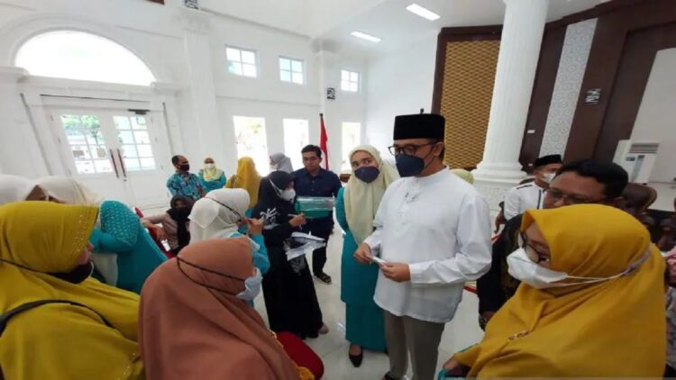 Wako Erman Safar bantu warga lunasi  utang rentenir (Antara/Alfatah)