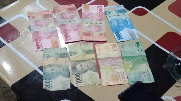 Dua Pria Tua di Bukittinggi Diciduk Polisi saat Main Judi Online 1 Barang bukti berupa uang diamankan polisi saat meringkus pelaku judi online. (IST)