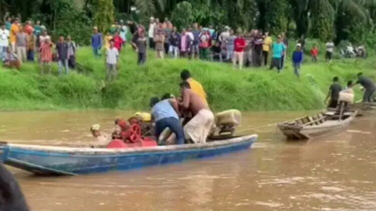 Terseret Arus Sungai Batanghari, Dua Pelajar di Dharmasraya Tewas 1 Dua pelajar yang hanyut di Sungai Batanghari, Sitiung Dharmasraya ditemukan tewas oleh warga. (ANTARA/Ho warga)