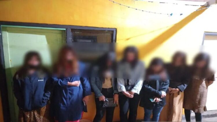 Razia Tempat Karaoke di Pasaman Barat, Satpol PP Amankan 7 Pemandu Lagu 1 Satpol PP Pasbar jaring tujuh pemandu karaoke. (ANTARA/Satpol PP)