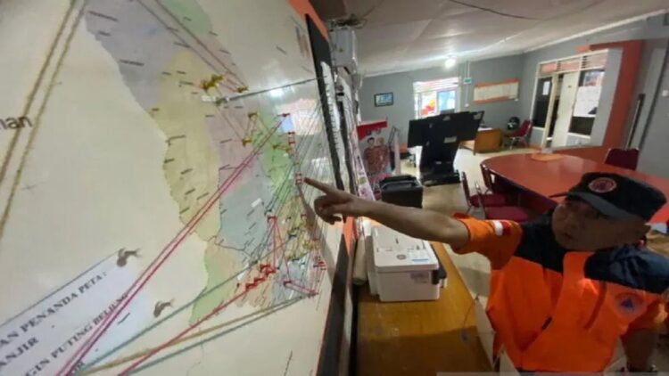 Plt Kalaksa BPBD Kabupaten Limapuluh Kota Rahmadinol saat menunjakan daerah yang rawan longsor dan banjir. (Antara/Akmal Saputra)