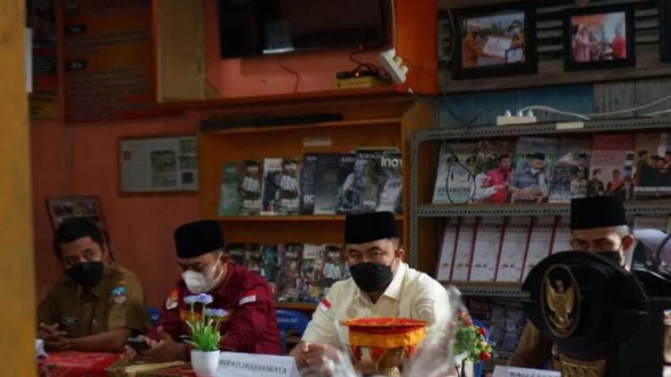 Bupati Sutan Riska Tuanku Kerajaan (dua kanan). (Antara/Ilka Jensen)