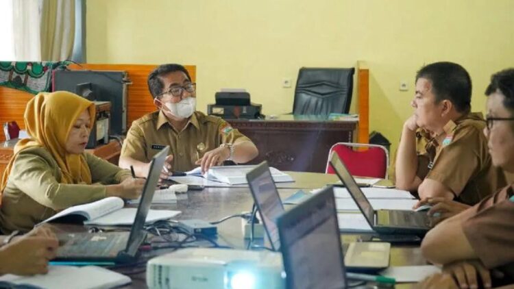 Pemkab Solok Selatan Paparkan Rencana Kerja dan Anggaran Tahun 2023, OPD Diminta Berinovasi 1 Sekretaris Bappeda Solok Selatan Hamudis (dua kiri) menjelaskan perihal asistensi untuk Rencana Kerja dan Anggaran (RKA) perangkat daerah Tahun 2023 untuk penyelesaian dokumen rancangan akhir rencana kerja. (Antara/Erik Ifansyah Akbar)
