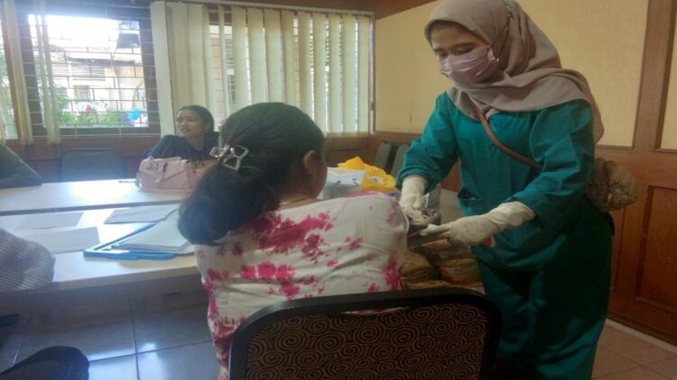 Remaja yang terjaring razia Satpol PP Padang menjalani tes HIV/AIDS. (IST)