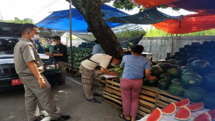 Satpol PP Padang memberikan surat peringatan agar pedagang buah di kawasan Sawahan membongkar sendiri lapaknya. (IST)