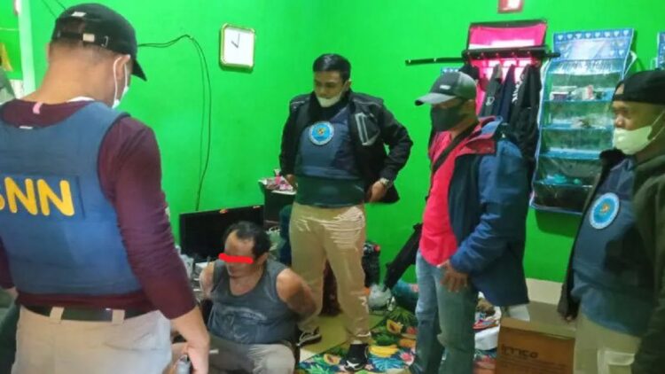 BNNK Pasaman Barat menangkap seorang lelaki yang menyimpan narkotika jenis sabu di tabung knalpot di Ophir Kecamatan Luhak Nan Duo, Jumat.​​​​​​​ (Antara/BNNK Pasaman Barat).