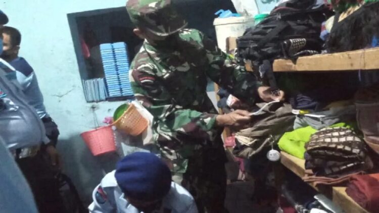 Petugas Lapas bersama Polri dan TNI geledah kamar tahanan antisipasi barang berbahaya. (Antara/Lapas Talu)