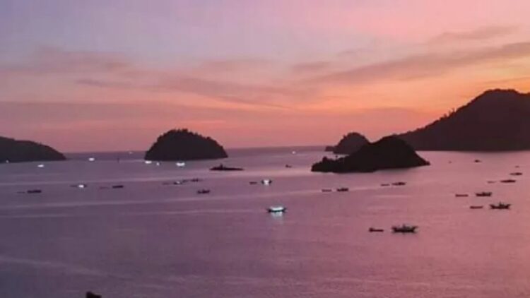 Sunset di Ujung Batu Kawasan Wisata Bahari Terpadu Mandeh Kabupaten Pesisir Selatan, Sumatera Barat. (ANTARA)