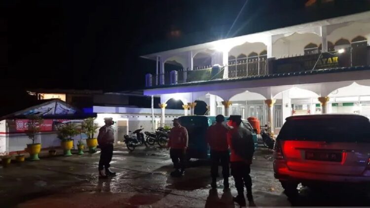 Antisipasi Pencurian, Polres Solok Terjunkan Personel Patroli ke Rumah Warga Ditinggal Mudik 1 Tim Polres Solok adakan patroli ke perumahan ditinggal mudik cegah curat (ANTARA/HO-HUMAS POLRES)