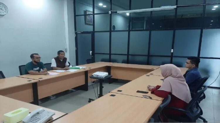 Kepala Seksi Pidana Khusus Kejari Padang Therry Gutama (kanan) saat memeriksa dua saksi di Padang. (ANTARA/Fathul Abdi)