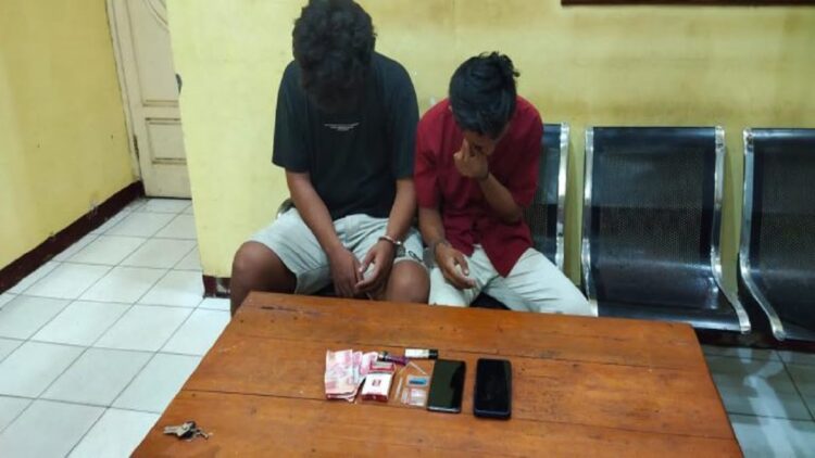 Dua Warga Dharmasraya Dibekuk Polisi di Sijunjung karena Kasus Narkoba 1 Dua pemuda asal Dharmasraya ini ditangkap polisi karena kasus narkoba. (IST)