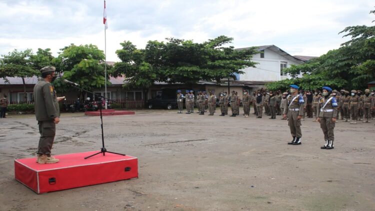 Apel siaga yang digelar Satpol PP Padang dipimpin wali kota Hendri Septa. (IST)