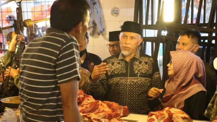 Tekan Harga Daging Sapi yang Tinggi, Gubernur Sumbar Minta Bulog Distribusikan Stok Daging Beku 1 Gubernur tinjau harga di Pasar Bukittinggi. (ANTARA/Dokumentasi Diskominfotik Sumbar)
