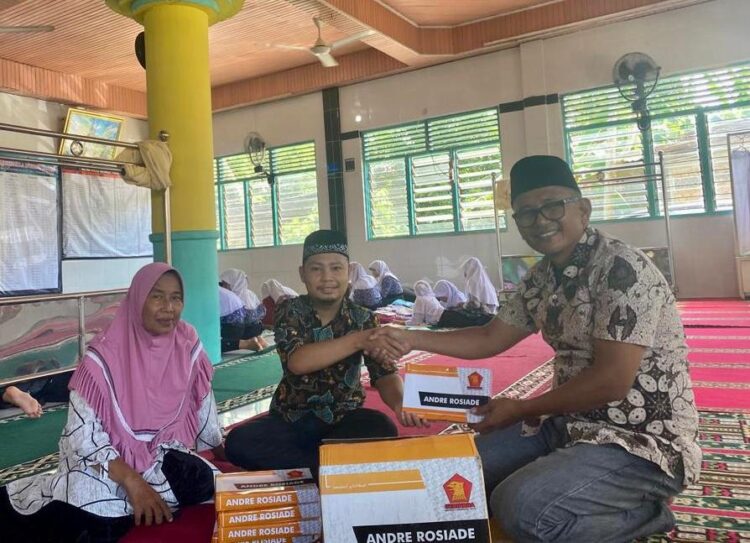 Andre Rosiade Bagikan Ribuan Kain Sarung untuk Imam, Pengurus Masjid dan Marbot 1 Wakil Sekretaris Gerindra Sumbar, Joni Rusjan menyerahkan bantuan sarung.