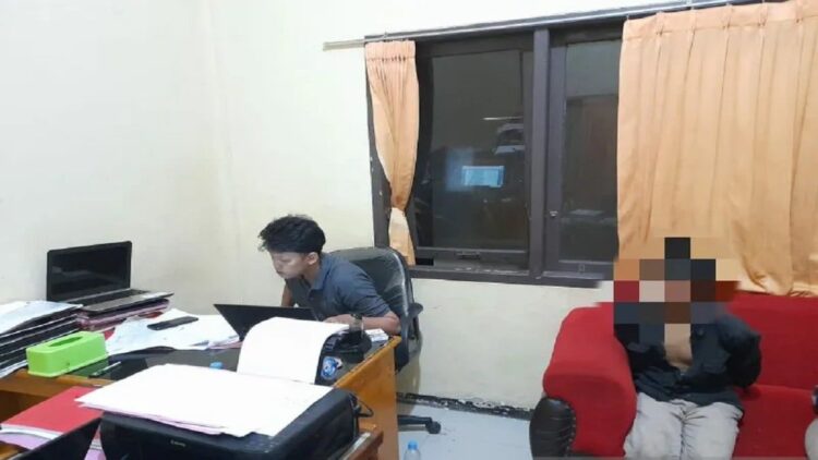 Durhaka! Gegara tak Dibelikan Kuota Internet, Seorang Anak di Bengkulu Aniaya Ibu Kandung 1 Tersangka BH saat dilakukan pemeriksaan di Polres Kabupaten Kaur. ANTARA/HO/POLRES KAUR