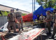 Tetap Nekat Berjualan, Lapak Pedagang Buah di Sawahan Padang Dibongkar Satpol PP