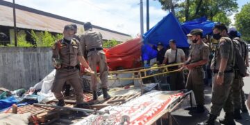 Tetap Nekat Berjualan, Lapak Pedagang Buah di Sawahan Padang Dibongkar Satpol PP