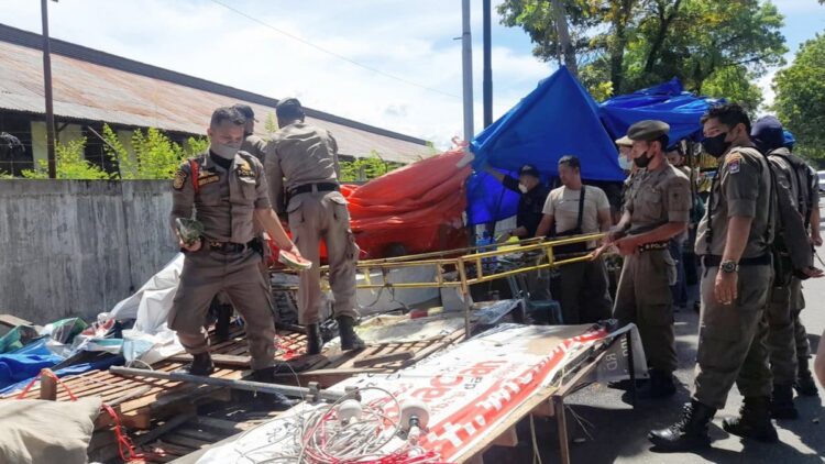 Tetap Nekat Berjualan, Lapak Pedagang Buah di Sawahan Padang Dibongkar Satpol PP 1 Satpol PP Padang membongkar lapak PKL di Sawahan. (IST)