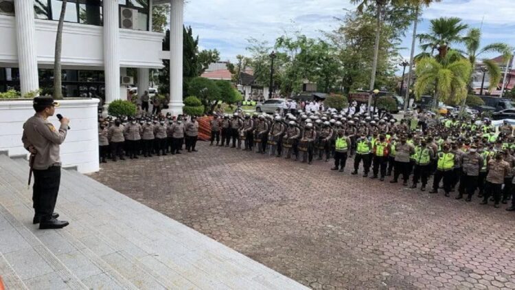Kapolresta Padang Kombes Pol Imran Amir saat memberikan arahan kepada anggota yang melakukan pengamanan di DPRD Sumbar, Senin (11/4). (ANTARA/Mario Sofia Nasution)