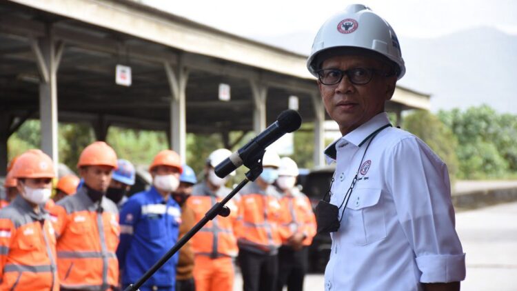 Direktur Operasi PT Semen Padang, Indrieffouny Indra, saat memotifasi karyawan Semen Padang Group dalam Kampanye dan Sosialisasi twntang Operasional Exellent, Housekeeping Rate, dan Safety & Security di Packing Plant Indarung, Selasa (26/4/2022) pagi.