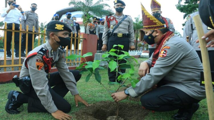 Kalemdiklat menanam pohon di SPN Padang Besi.