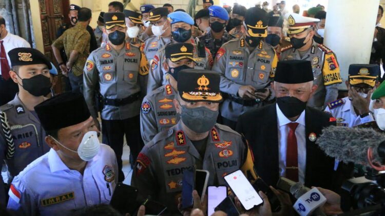 Kapolda dan Gubernur usai apel pasukan.