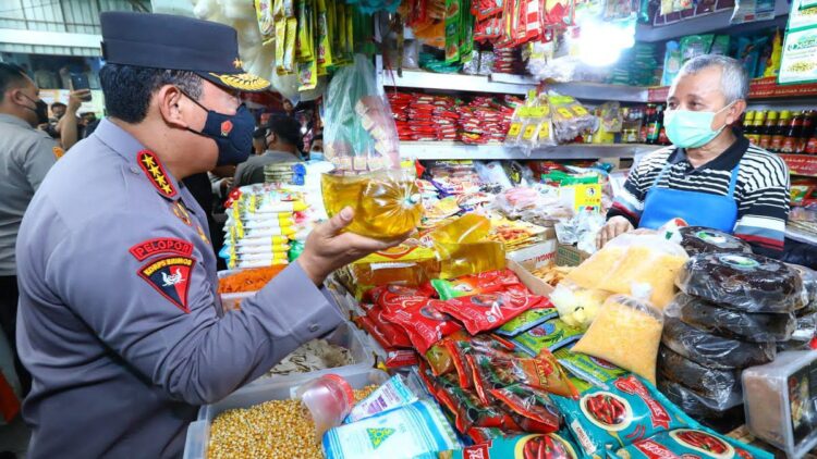 Kapolri Minta Forkopimda Kawal Proses Distribusi Minyak Curah Sampai ke Pasar 1 Kapolri cek minyak goreng di pasar.