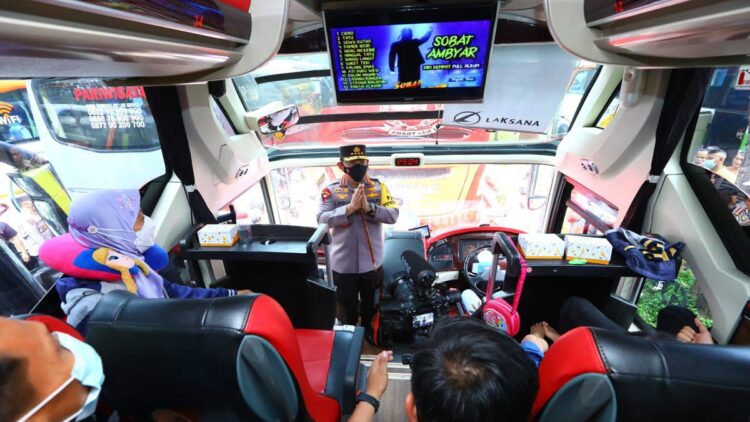 Lepas Mudik Gratis Polri, Kapolri: Bantu Masyarakat dan Kurangi Beban Jalan 1 Kapolri lepas mudik gratis.