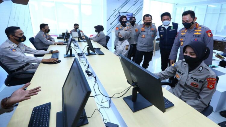 Resmikan Gedung Presisi dan RS Bhayangkara, Kapolri Harap Pelayanan Makin Optimal 1 Kapolri melakukan pengecekan gedung presisi di Palembang.