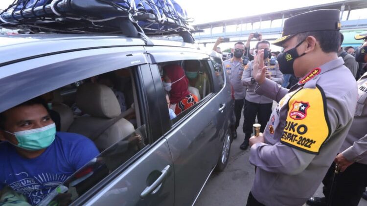 Kapolri sapa pemudik di Pelabuhan Merak.