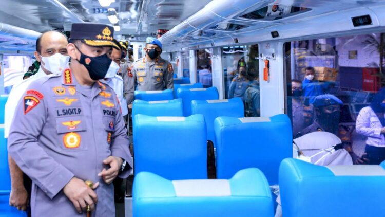 Tinjau Stasiun Pasar Senen, Kapolri Imbau Warga Mudik Sebelum Tanggal 28 April 1 Kapolri Jenderal Listyo Sigit Prabowo meninjau Stasiun Pasar Senen, Jakarta Pusat, dalam rangka mengecek kesiapan pelaksanaan pengamanan arus mudik Hari Raya Idul Fitri atau Lebaran tahun 2022.