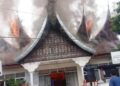 Kantor Lurah di Bukittinggi Terbakar, Seorang Petugas Damkar Terluka 3 Kantor Lurah di Bukittinggi Terbakar, Seorang Petugas Damkar Terluka