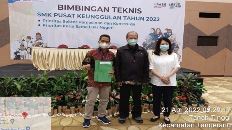 SMK Semen Padang Dapat Dana Hibah dari Pusat, Ketua Yayasan: Berkah Ramadan 1 Kepsek SMK Semen Padang saat menerima dana hibah dari pusat.