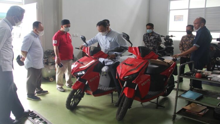 Ketua Komisi III DPRD Tanjabtim mencoba motor gesits di BPVP Padang.