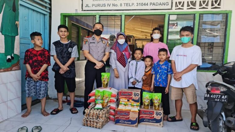 Kompol Albert Zai beri bantuan untuk Panti Asuhan Mentawai.