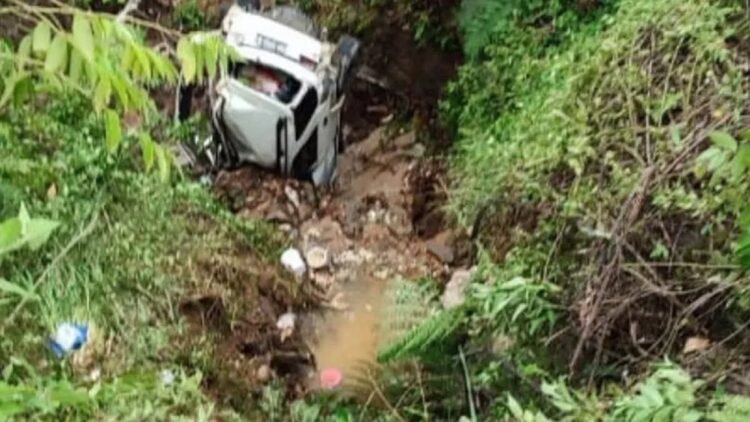 Nabrak Truk, Mobil Fortuner Nyungsep ke Jurang di Kerinci Jambi 1 Kondisi mobil mini bus T0yota Fortuner yang masuk ke jurang di Muara Emat Kabupaten Kerinci, penumpangnya selamat dalam kecelakaan saat mudik.(ANTARA/HO)