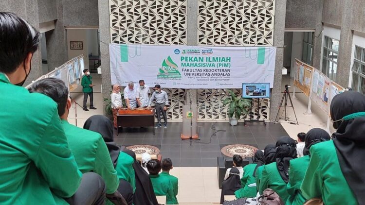 Wakil Rektor III Universitas Andalas Insanul Kamil membuka langsung Pekan Ilmiah Mahasiswa (PIM) ke-2 Fakultas Kedokteran Universitas Andalas.