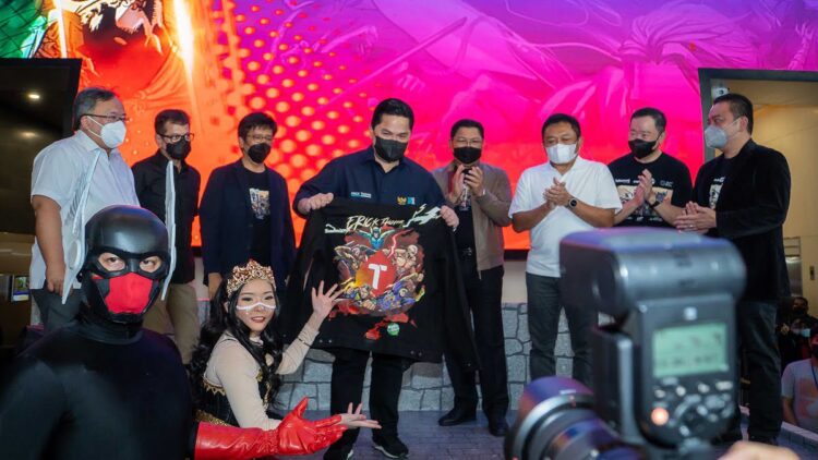 Komisaris Utama Telkom Bambang Brodjonegoro, Direktur Utama Telkomsel Hendri Mulya Syam, Menteri BUMN Republik Indonesia Erick Thohir, Direktur Utama Bank Mandiri Darmawan Junaidi dan Direktur Utama Telkom Ririek Adriansyah saat peluncuran voucher fisik internet Telkomsel dan kartu E-Money Mandiri dengan desain edisi karakter Bumilangit di Jakarta, Rabu (6/4/2022).